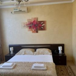 Номер стандарт с 1 двуспальной кроватью c боковым видом на море