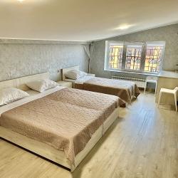 3-местная комната стандарт с 1 двуспальной и 1 односпальной кроватями (мансарда)