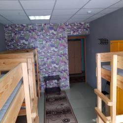 Кровать в 6-местном общем мужском номере с 3 двухъярусными кроватями