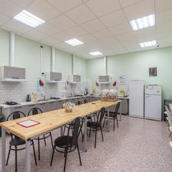 Кровать в 8-местном общем женском номере