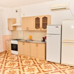 Комната стандарт с 1 односпальной и 1 двуспальной кроватью (общие удобства)