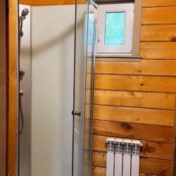 Дом из бруса c 2 односпальными и 1 двуспальной кроватью