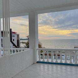 Пентхаус с балконом и видом на море