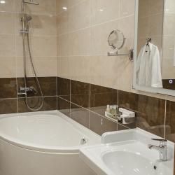 Номер полулюкс улучшенный с 1 двуспальной кроватью (с завтраком) #202