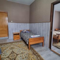 2-комнатный номер улучшенный эконом с 3 односпальными и 1 двуспальной кроватью