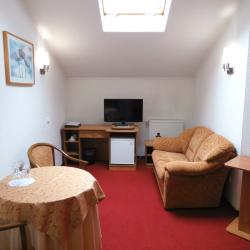 Номер стандарт с 1 двуспальной кроватью (мансарда)