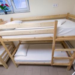 Кровать в 8-местном общем номере