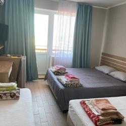 4-местный номер стандарт с 2 односпальными и 1 двуспальной кроватью