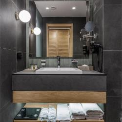 Номер люкс делюкс с 1 двуспальной кроватью и видом на бассейн