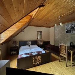Номер стандарт с 1 односпальной и 1 двуспальной кроватью (мансарда) С9