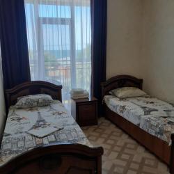 Комната улучшенная с 2 односпальными и 1 двуспальной кроватью