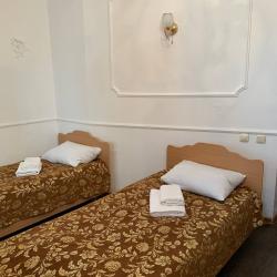 1-комнатный номер стандарт с 2 односпальными кроватями (с завтраком, без окна)