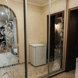 Комната полулюкс семейный с 1 двуспальной кроватью и диваном