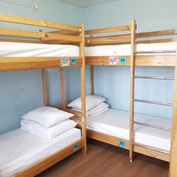 Кровать в 12-местном общем номере