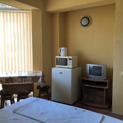 Номер стандарт с 1 двухъярусной и 1 двуспальной кроватью