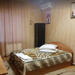 Номер люкс с 1 односпальной и 1 двуспальной кроватью