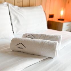 Фото Отель BarnHouse Village (БарнХаус Виллэдж)