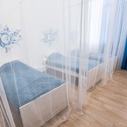 Кровать в женском номере c 2 двухъярусными кроватями и 3 односпальными (удобства на этаже)