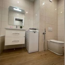 Фото Отель Новая квартира с кроватью возле панорамного окна, высокий этаж