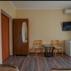 2-комнатный номер стандарт с 1 двуспальной кроватью и диваном