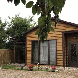 Коттедж улучшенный с 1 односпальной и 2 двуспальными кроватями