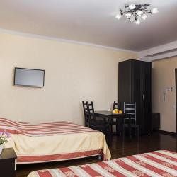 Номер улучшенный с 2 двуспальными кроватями (с завтраком)