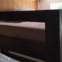 Кровать в 8-местной женской комнате