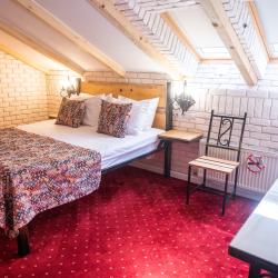 Номер стандарт с 1 двуспальной кроватью (мансарда)