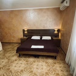 4-местный номер комфорт с 1 двуспальной кроватью и 1 двухъярусной кроватью