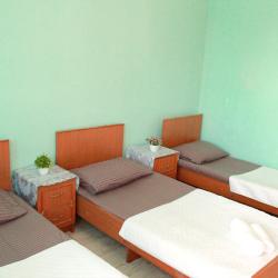 Номер эконом с 3 односпальными кроватями с балконом.