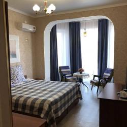 Номер стандарт с 1 двуспальной кроватью с балконом №108,208,308,301 (корпус Добриан)