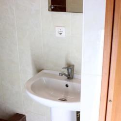 Комната стандарт с 3 односпальными и 1 двуспальной кроватью (цокольный этаж)