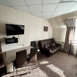 Номер стандарт с 2 односпальными кроватями и диваном