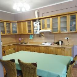 Номер стандарт с 1 односпальной кроватью и 1 двухъярусной кроватью (без окна, общие удобства)