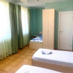 Номер комфорт улучшенный с 1 односпальной и 1 двуспальной кроватью