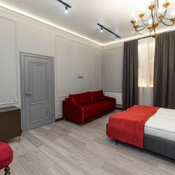 Номер полулюкс комфорт с 1 двуспальной кроватью (без окна)