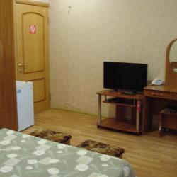 Номер стандарт семейный с 2 односпальными и 1 двуспальной кроватью