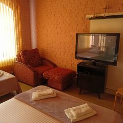 Номер стандарт с 2 односпальными и 1 двуспальной кроватью (мансарда)