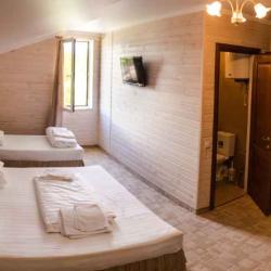 Номер стандарт семейный с 1 односпальной и 1 двуспальной кроватью