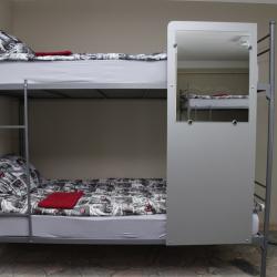 Кровать в 8-местном общем мужском номере