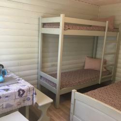 Комната стандарт с 1 двуспальной кроватью и 1 двухъярусной кроватью (душ на территории)
