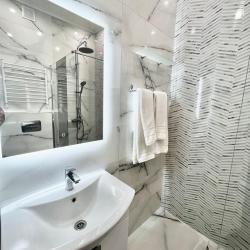 Номер комфорт с 1 двуспальной кроватью, доп. местами и балконом