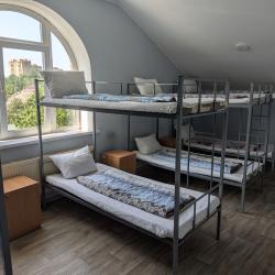 Кровать в 12-местном общем номере