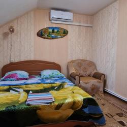 Номер стандарт семейный с 1 односпальной и 1 двуспальной кроватью