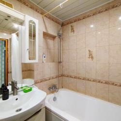 Фото Отель Live in comfort на бульваре Строителей 3