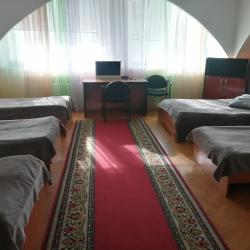 Кровать в 6-местном общем номере