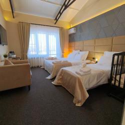 Номер полулюкс с 1 односпальной и 1 двуспальной кроватью