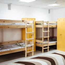 Кровать в общем мужском 16-местном номере с 8 двухъярусными кроватями