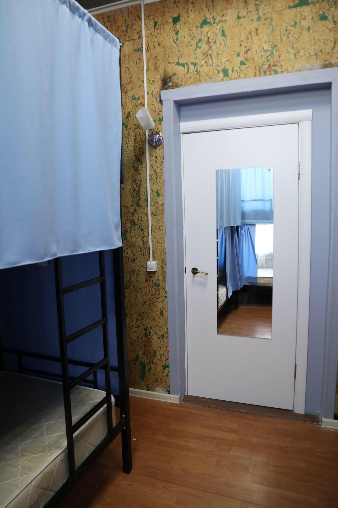 Кровать в общем мужском номере с 5-двухъярусными кроватями 20м² 4