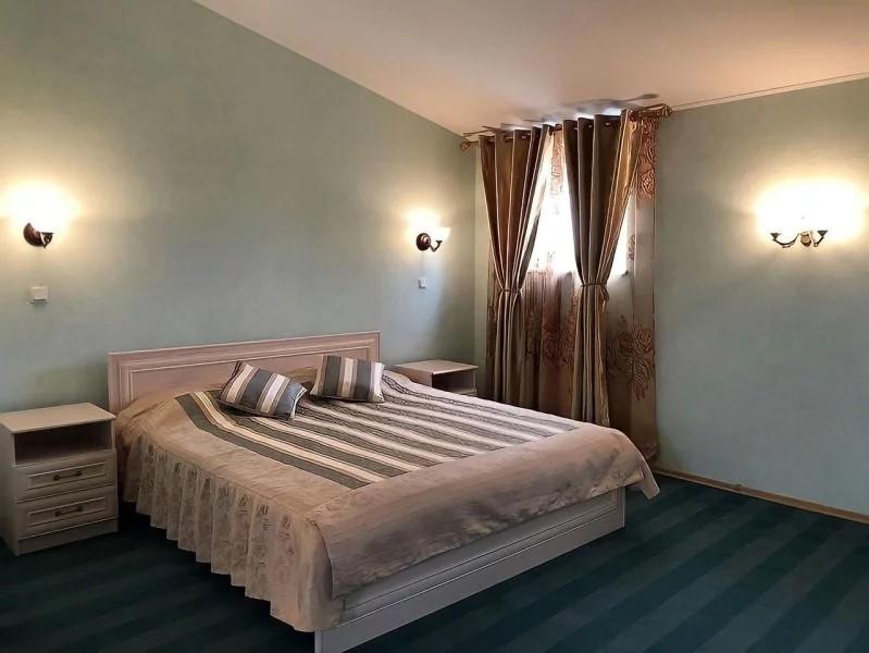 Номер комфорт семейный с 1 односпальной и 1 двуспальной кроватью